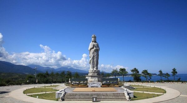 KOREA'S EASTERN SERENITY: COAST, PEAKS & TEMPLES - Image 6